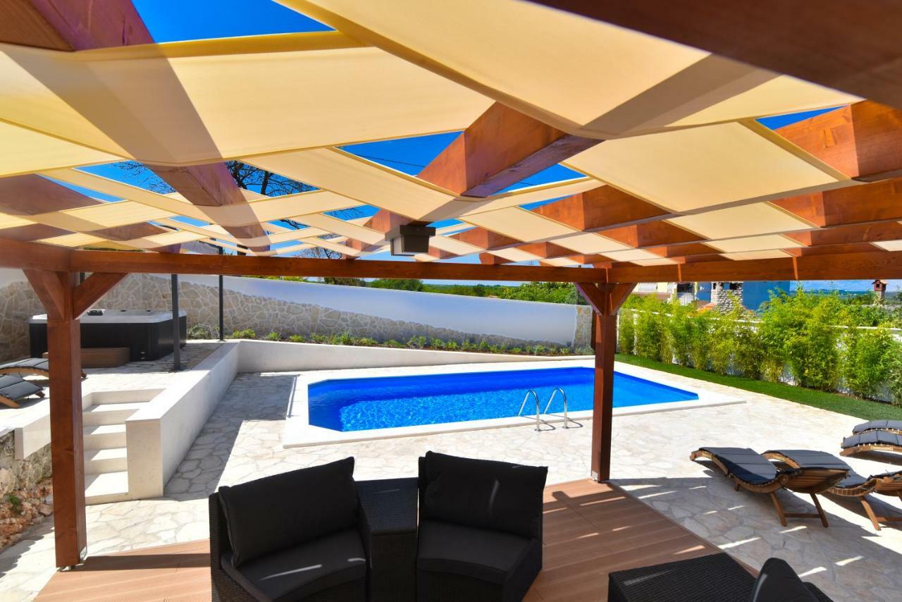 Villa Village Idylle With Heated Pool, Sauna, Jacuzzy And Private Parking Sukosan Exterior photo