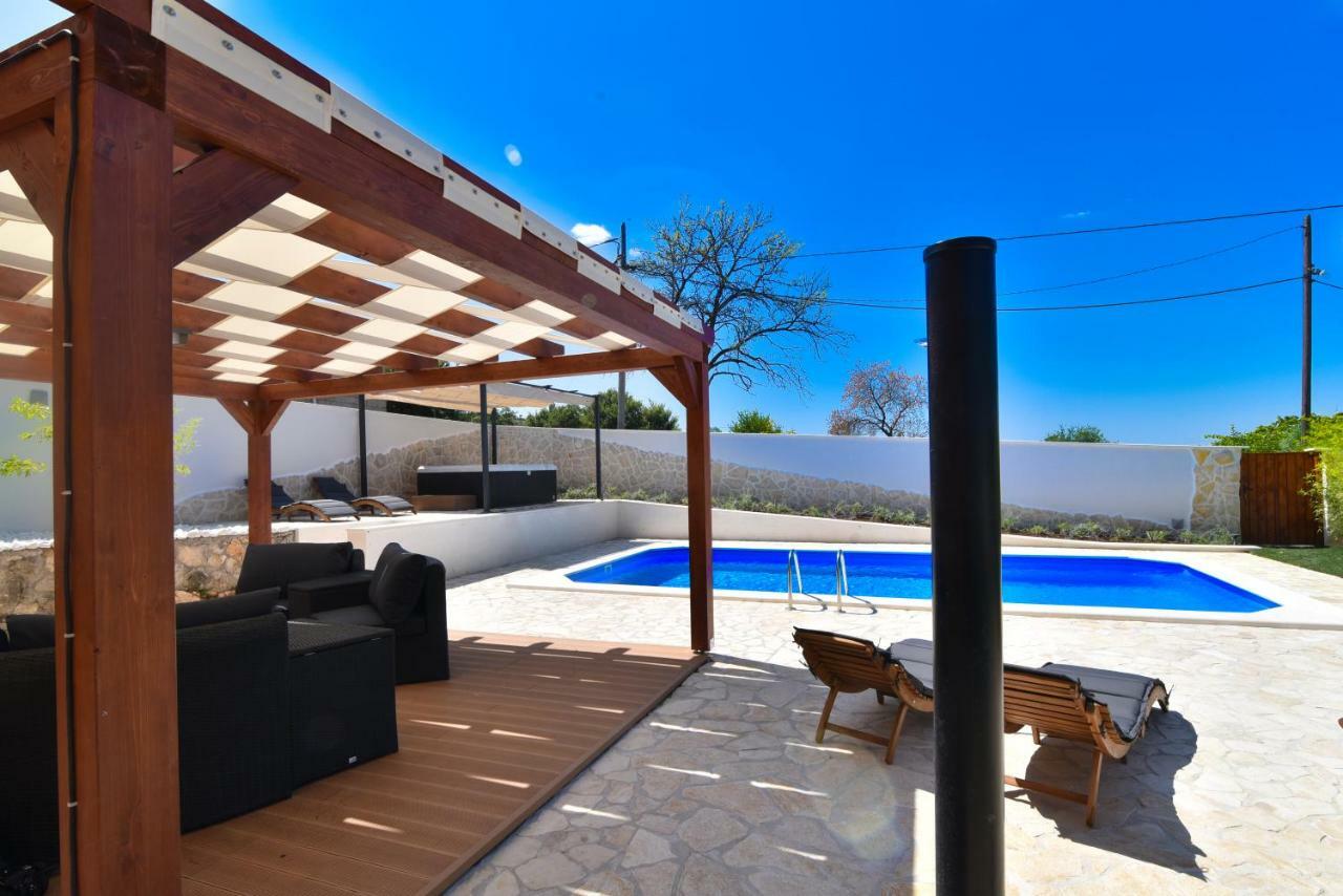 Villa Village Idylle With Heated Pool, Sauna, Jacuzzy And Private Parking Sukosan Exterior photo