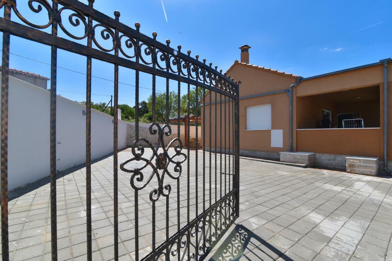 Villa Village Idylle With Heated Pool, Sauna, Jacuzzy And Private Parking Sukosan Exterior photo