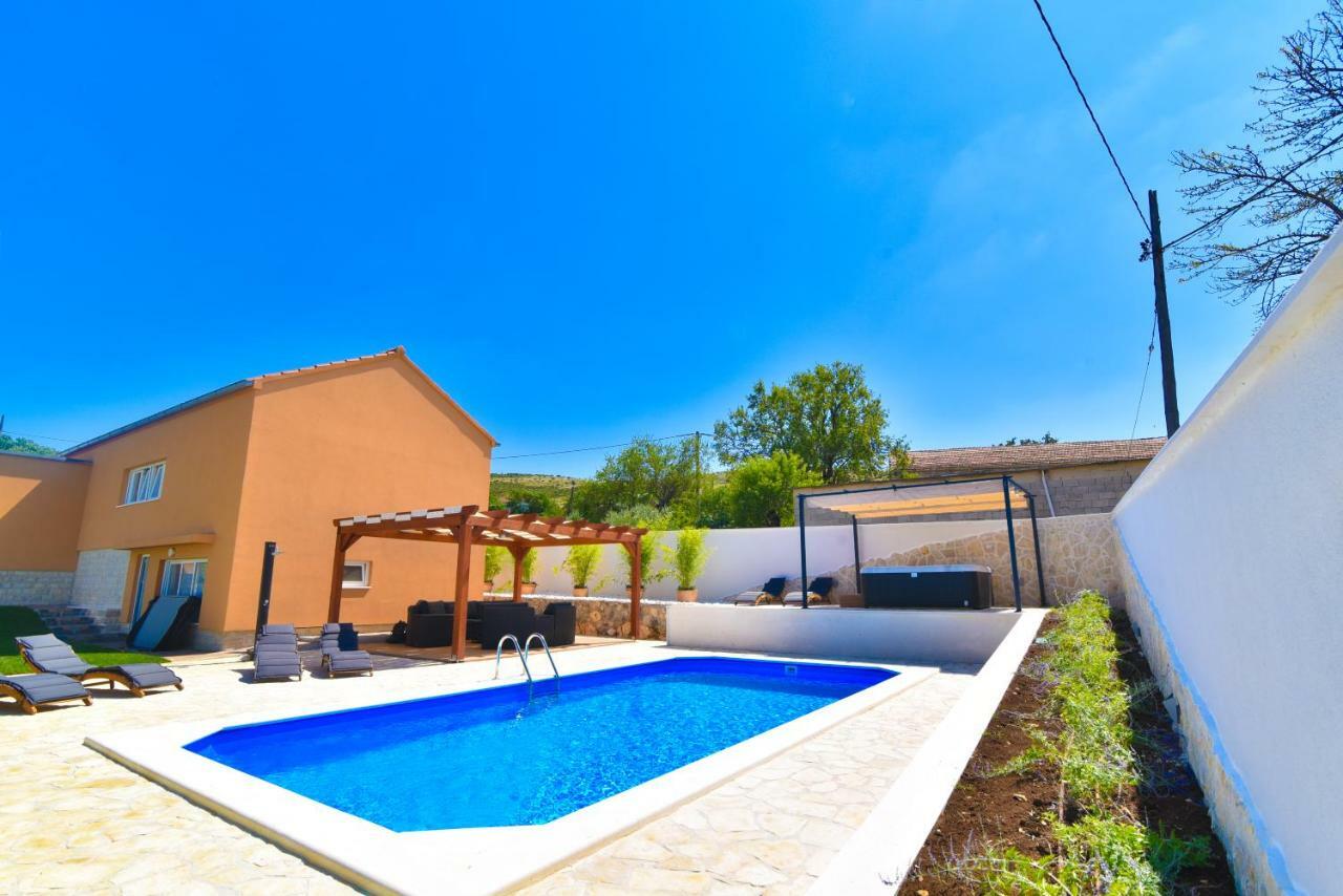Villa Village Idylle With Heated Pool, Sauna, Jacuzzy And Private Parking Sukosan Exterior photo