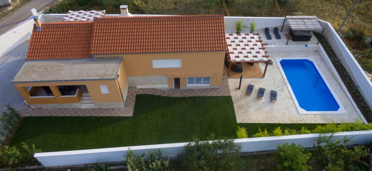 Villa Village Idylle With Heated Pool, Sauna, Jacuzzy And Private Parking Sukosan Exterior photo